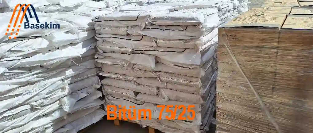 Bitüm 75/25 torbalarının palet üzerinde düzenli şekilde istiflendiği depo görüntüsü – Basekim markalı ürün.