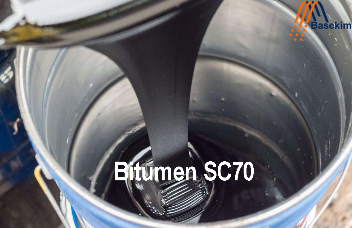 Bitumen SC70 - betume sc70 in sealed steel drums, supplied by Basekim for use in road construction and surface priming with slow-curing performance.
