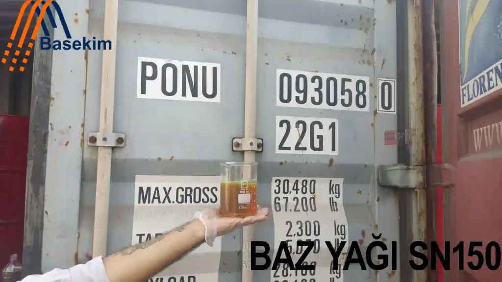 Baz Yağı SN150 numunesi – Basekim konteyner önünde beher içinde açık sarı renkli yağ