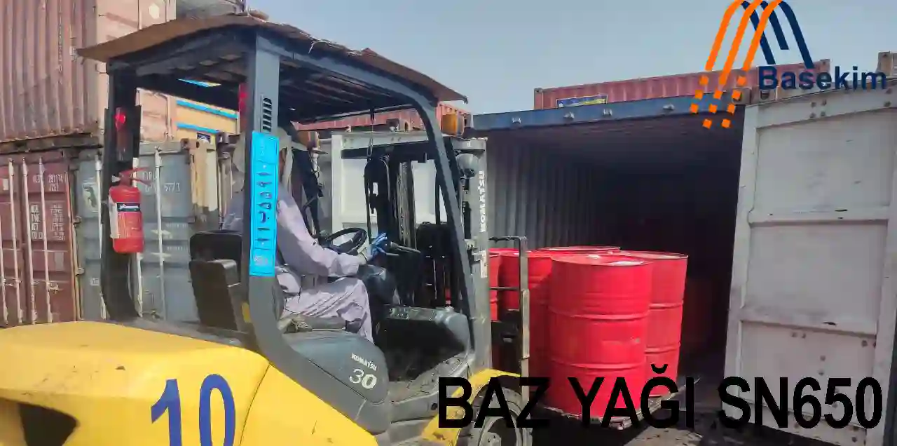 Forklift ile konteyner içine yüklenen kırmızı varillerde Baz Yağı SN650 – Basekim sevkiyatı