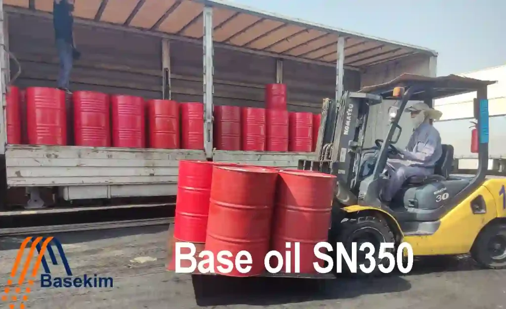 Forklift loading red steel drums of Base Oil SN 350 for export – Basekim supplier