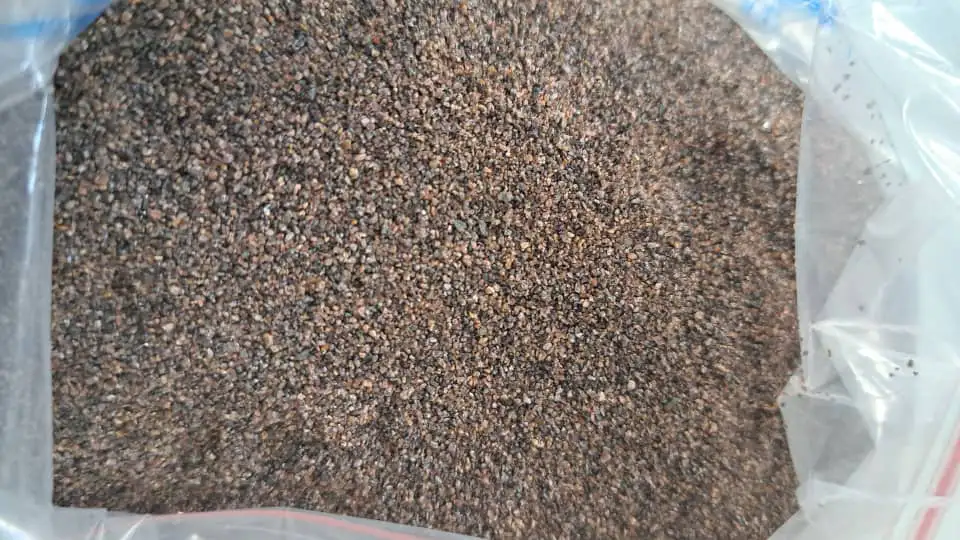 High-quality industrial garnet abrasive grains used for sandblasting, waterjet cutting, and surface preparation in Dubai.