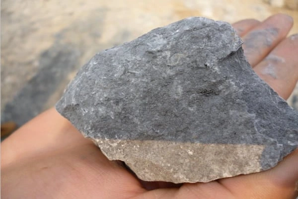 Gri renkli barit taşı örneği – endüstriyel kullanımlar için yüksek yoğunluklu mineral, Basekim tedarik güvencesiyle.